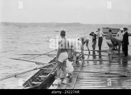 Stanford University Crew, Hudson River, New York, nahe Poughkeepsie, zwischen 1910 und 1915. Stockfoto