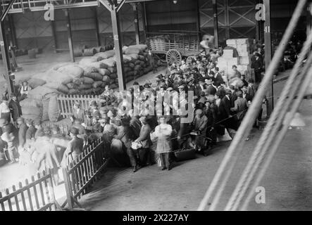 Griechen gehen auf MADONNA, 1912. Aufgenommen, als griechische Einwanderer New York City verließen, um in ihr Land zurückzukehren und im Ersten Balkankrieg zu kämpfen, der im Oktober 1912 begann. Stockfoto