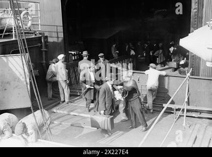 An Bord der MADONNA, 1912. Aufgenommen, als griechische Einwanderer New York City verließen, um in ihr Land zurückzukehren und im Ersten Balkankrieg zu kämpfen, der im Oktober 1912 begann. Stockfoto