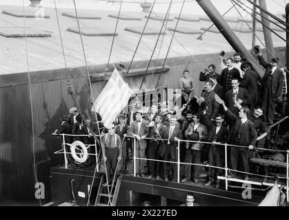 Griechen gehen auf MADONNA, 1912. Aufgenommen, als griechische Einwanderer New York City verließen, um in ihr Land zurückzukehren und im Ersten Balkankrieg zu kämpfen, der im Oktober 1912 begann. Stockfoto