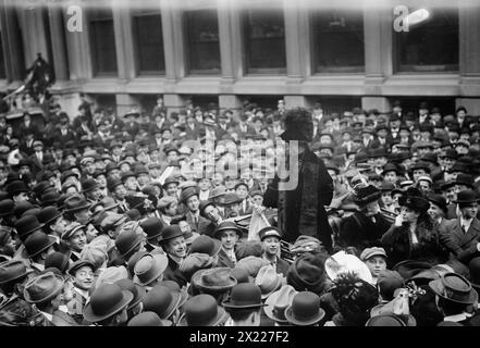 Mrs. Pankhurst in der Wall Street, 1911. Zeigt ein Treffen in New York City, bei dem die britische Suffrageanführerin Emmeline Pankhurst am 27. November 1911 vor einer Menschenmenge in der Nähe des SubTreasury Building an der Wall Street in New York City sprach. Stockfoto