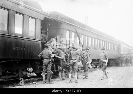 Batterie A - Feldartillerie, die zum Kriegsspiel zwischen 1910 und 1915 abreist. Zeigt amerikanische Soldaten, die während des Ersten Weltkriegs zu Kriegsspielen gehen Stockfoto