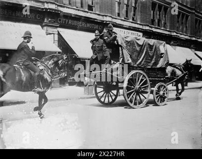 London Strike. Polizeieskorte für einen Van, zwischen 1910 und 1915. Stockfoto