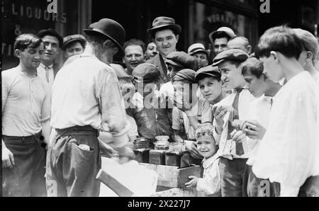 Scraped Ice Seller am heißen Tag, zwischen 1910 und 1915. Stockfoto