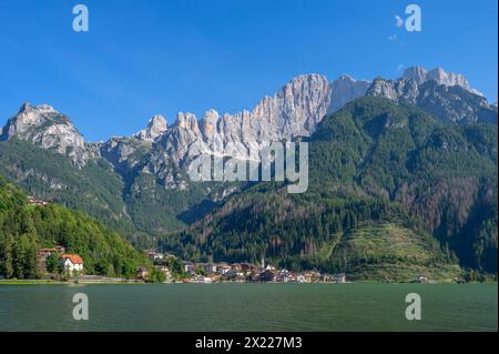 Lago d&#39;Alleghe mit Alleghe und Civetta, Provinz Belluno, Südtirol, Alpen, Dolomiten, Veneto, Venetien, Italien Stockfoto