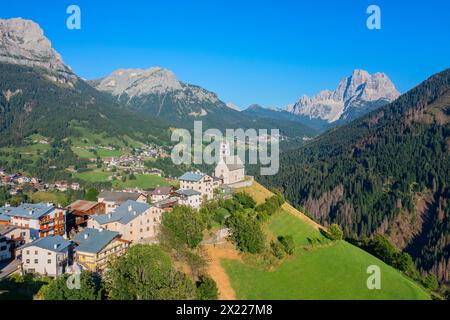 Luftaufnahme von Colle Santa Lucia mit Monte Pelmo, Provinz Belluno, Südtirol, Alpen, Dolomiten, Veneto, Venetien, Italien Stockfoto