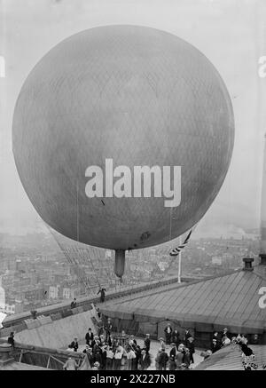 Ballon bei Wanamakers, 1911. Zeigt den Wasserstoffballon "Wanamaker Nr. 1," vom Dach des John Wanamaker Stores am Broadway und der Tenth Ave., New York City. Stockfoto