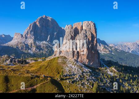 Aus der Vogelperspektive Cinque Torri und Tofana im Abendlicht, Cortina d&#39; Ampezzo, Provinz Cadore Belluno, Südtirol, Alpen, Dolomit Stockfoto