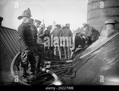 Löschen des Feuers im Bain News Service Gebäude. 1/6/12, 1912. Stockfoto