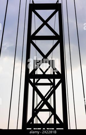 Die Iron Black Bridge Unter Dem Bewölkten Himmel. Little Road durch einen Metallbrückentunnel über den Fluss. Stockfoto