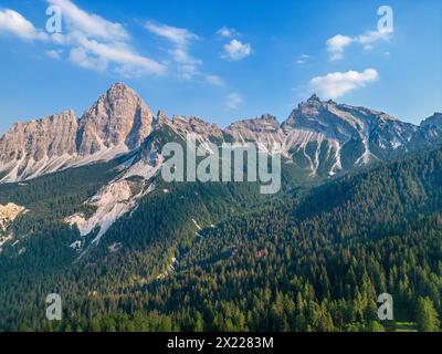 Aus der Vogelperspektive der Bosconero-Gruppe mit Langkofel und Sfornioi Nord vom Passo Cibiana, Provinz Belluno, Südtirol, Alpen, Dolo Stockfoto