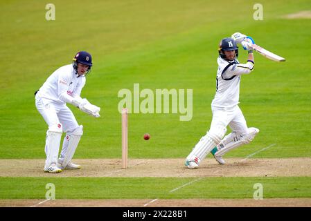 Alex Davies (rechts) aus Warwickshire schlägt am ersten Tag des Spiels der Vitality County Championship im Utilita Bowl in Southampton. Bilddatum: Freitag, 19. April 2024. Stockfoto