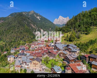 Luftaufnahme von Fornesighe mit Monte Pelmo, Val di Zoldo, Provinz Belluno, Südtirol, Alpen, Dolomiten, Veneto, Venetien, Italien Stockfoto