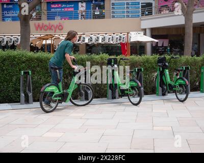 Careem Bike, Mietfahrräder bei JLT Jumeirah Lake Towers, Dubai, Vereinigte Arabische Emirate Stockfoto