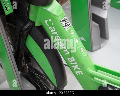 Careem Bike, Mietfahrräder bei JLT Jumeirah Lake Towers, Dubai, Vereinigte Arabische Emirate Stockfoto