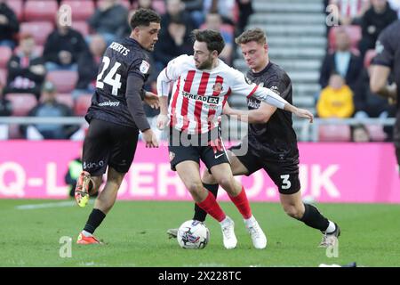 Patrick Roberts von Sunderland Battles Cameron Pring von Bristol City und Haydon Roberts von Bristol City - Sunderland gegen Bristol City, Sky Bet Championship, Stadium of Light, Sunderland, Großbritannien - 6. April 2024 nur redaktionelle Verwendung - DataCo-Einschränkungen gelten Stockfoto