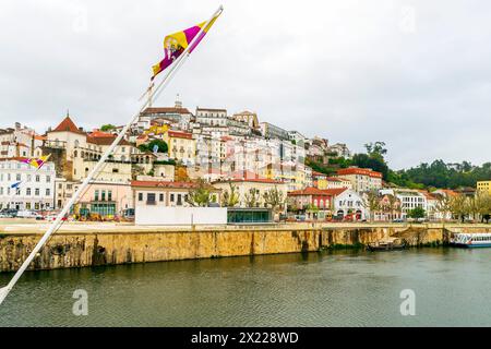 Blick auf Coimbra vom Mondego River und der Universität von Coimbra auf dem Gipfel des Hügels. Portugal. Stockfoto