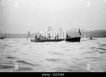 Prägung't Taft bei Naval Review, 1912. Zeigt Präsident William Howard Taft auf dem Boot bei einer Marinebewertung in New York City, 14. Oktober 1912. Stockfoto