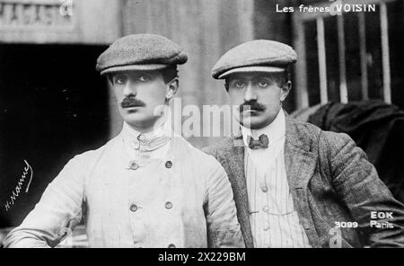 Die Voisin-Brüder, französische Luftfahrtpioniere. Gabriel Voisin (1880-1973) links und Charles Voisin (1882-1912) rechts (1912?). Stockfoto