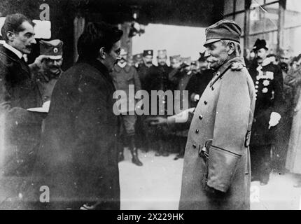 Uskub - König Servia - wurde zwischen 1910 und 1915 vom Bürgermeister begrüßt. Zeigt Peter I., König von Serbien (rechts) in Skopje, Mazedonien. Stockfoto