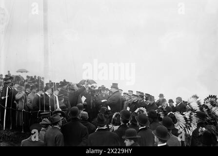 Taft bei der Einweihung des Indian Monuments, 1913. Zeigt Präsident William Howard Taft bei der Spatenstich-Zeremonie für das National American Indian Memorial (das nie gebaut wurde) in Staten Island, New York. Stockfoto