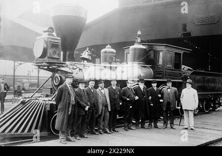 William Crooks, zwischen 1910 und 1915. Zeigt die William Crooks, die erste Lokomotive in Minnesota, die 1861 gebaut wurde. Der sechste Mann von links ist James Jerome Hill (1838–1916), der Präsident der Great Northern Railway war. Stockfoto