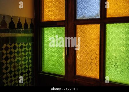 Detaillierte Ansicht der farbenfrohen Buntglastür in einem Riad in der Medina von Fès, Marokko. Stockfoto