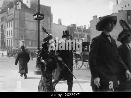 Austen Gray &amp; Ehefrau, 1913. Zeigt Austen Gray und seine Frau Alice Monroe Burnham am Ostertag in New York City. Stockfoto