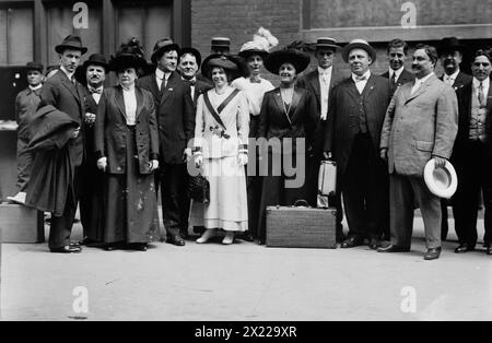 Frauen, die zur Syracuse Convention gehen, 1912. Zeigt Delegierte der New York State Bull Moose Convention 1912 in der Arena in der South Salina Street in Syracuse, New York. Stockfoto