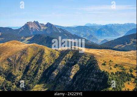 Blick vom Gipfel des Fürsteins 2040 m auf den Pilatus 2128 m, Luzern/Obwalden, Schweiz Stockfoto