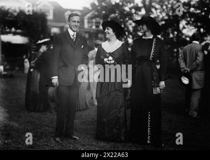 Mr. Straus, Mrs. T. Woodruff und Mary Condon, zwischen 1910 und 1915. Zeigt Roger Williams Straus Sr. (1891–1957) und andere. Empfang des New Yorker Gouverneurskandidaten Oscar Straus, der am 28. September 1912 in Port Washington, Long Island, dem Sitz des Kongresskandidaten Bourke Cockran, stattfand. Er begann die Herbstkampagne der Bull Moose (Progressive) Party im Nassau County. Stockfoto