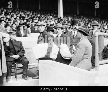 Geo Cohan bei TITANIC Game, 1912. Zeigt George M. Cohan beim Baseballspiel, um Geld für die Überlebenden der RMS Titanic Disaster zu sammeln, Polo Grounds, New York City. Stockfoto