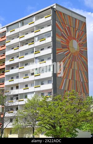 Gera, Deutschland. April 2024. Ein Fertigbau mit Kunst auf dem Gebäude in der Schleizer Straße in Gera Lusan, das heute unter Denkmalschutz steht. Nach Angaben des Statistischen Bundesamtes wurden zwischen 1970 und 1990 1,9 Millionen neue Häuser in der ehemaligen DDR errichtet. Die meisten davon waren typische Fertigbauten in großen Wohnsiedlungen am Stadtrand. Quelle: Martin Schutt/dpa/Alamy Live News Stockfoto