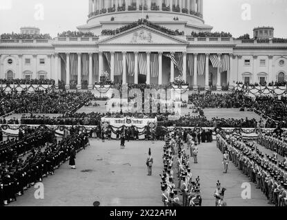 Einweihung, 1913, 1913. Zeigt Menschenmengen und Kadettenreihen im United States Capitol in Washington, D.C. zur ersten Amtseinführung von Präsident Woodrow Wilson am 4. März 1913. Stockfoto