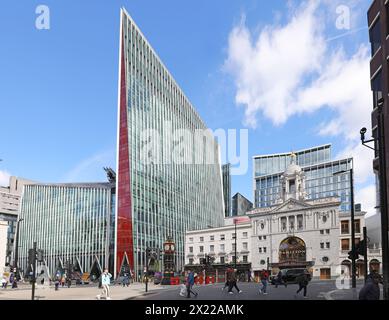 Victoria Palace Theater, London, Großbritannien (rechts) neben dem neuen kommerziellen Erschließungsgebiet Nova (links) Stockfoto