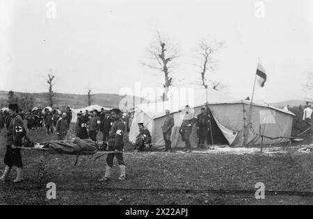 Tote tragen, Tchataldja #5, zwischen 1910 und 1915. Zeigt Bulgarisch An? Medizinisches Personal, das während der Balkankriege in Katalonien in der Türkei einen Mann auf einer Liege trägt. Stockfoto