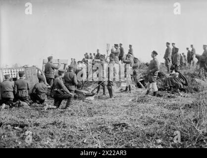 Batterie, Tchataldja Nr. 11, zwischen c1910 und c1915. Zeigt Bulgaren? Mit Waffen in Katalonien, der Türkei während der Balkankriege. Stockfoto
