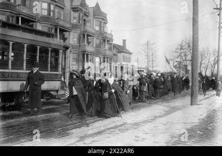 Wanderung nach Wash'n, 1913. Zeigt die Wanderung von General Rosalie Jones von New York nach Washington, D.C. für die Parade der National American Woman Suffrage Association am 3. März 1913. Foto aufgenommen in Newark, New Jersey am 12. Februar 1913. Stockfoto