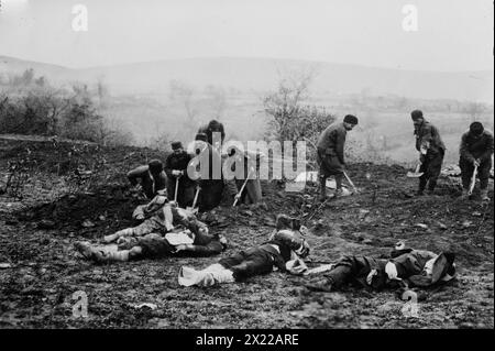 Tote in Tchataldja #3, zwischen 1910 und 1915. Zeigt Bulgaren? Er begräbte tote Soldaten in Katalonien, Türkei während der Balkankriege. Stockfoto