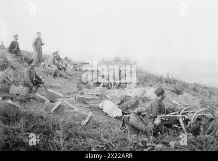 Schnellfeuerwaffen vor Tchataldja Nr. 1, zwischen 1910 und 1915. Zeigt Bulgaren? Mit Waffen in der Nähe von Katalonien, der Türkei während der Balkankriege. Stockfoto