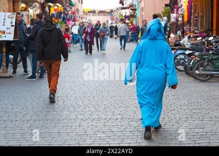 Marrakesch, Marokko - 16. Januar 2018: Marokkanischer Spaziergang im Souk mit blauer Djellaba. Stockfoto