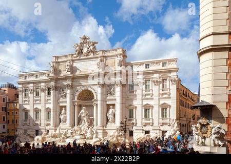 Rom, Italien - 18. März 2018: Der Trevi-Brunnen (italienisch: Fontana di Trevi) ist ein Brunnen im Stadtteil Trevi in Rom Stockfoto