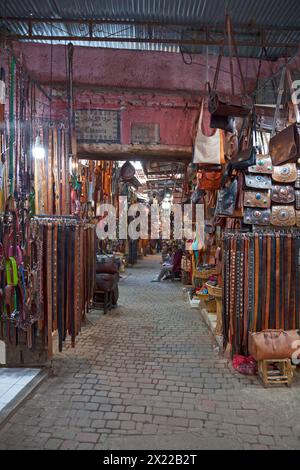 Marrakesch, Marokko - 16. Januar 2019: Narow Street im Souk der Medina, bekannt als Souk des Sacochiers (englisch: Souk bags Manufacturers) oder Sou Stockfoto