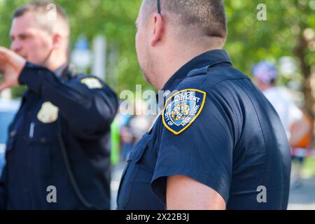 New York City, New York - 1. Juni 2019: Polizisten im Central Park sprechen mit einem Touristen. Stockfoto