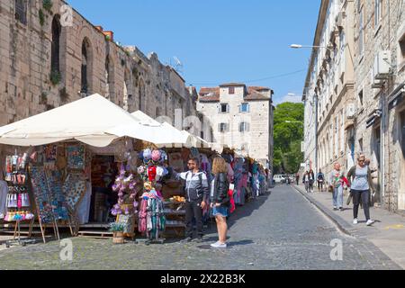 Split, Kroatien, 17. April 2019: Hrvojeva Straßenmarkt vor dem Silbertor in der Altstadt. Stockfoto