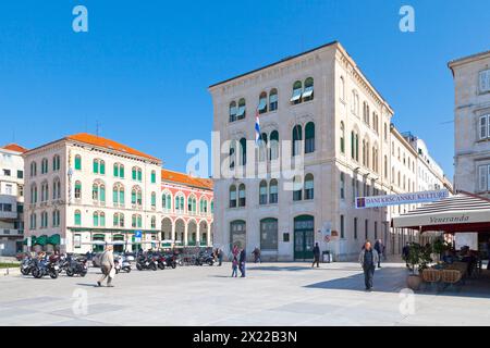 Split, Kroatien, 17. April 2019: Die Prokurative rund um die Plaza de la República gegenüber der Adria. Stockfoto