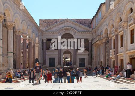 Split, Kroatien, 17. April 2019: Der Peristil-Platz in der Altstadt ist der zentrale Platz des ehemaligen Palastes, der für den Kaiser Diokletian Celebra bestimmt ist Stockfoto