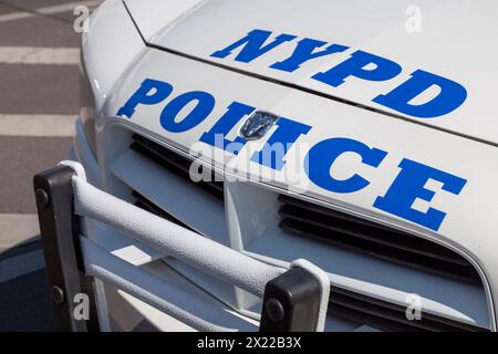 New York City, New York - 1. Juni 2019: Nahaufnahme des vorderen Stoßfängers eines NYPD-Geländewagens. Stockfoto