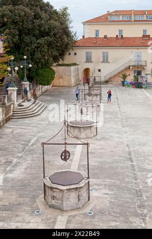 Zadar, Kroatien - 14. April 2019: Der fünf-Brunnen-Platz in der Altstadt, eines der berühmtesten Wahrzeichen der Stadt. Stockfoto