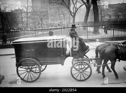 J.P. Morgan Hearse, Stuyvesant Square, 1913. Zeigt die Beerdigung des Finanziers John Pierpont Morgan (1837–1913), die am 14. April 1913 in New York City stattfand. Stockfoto